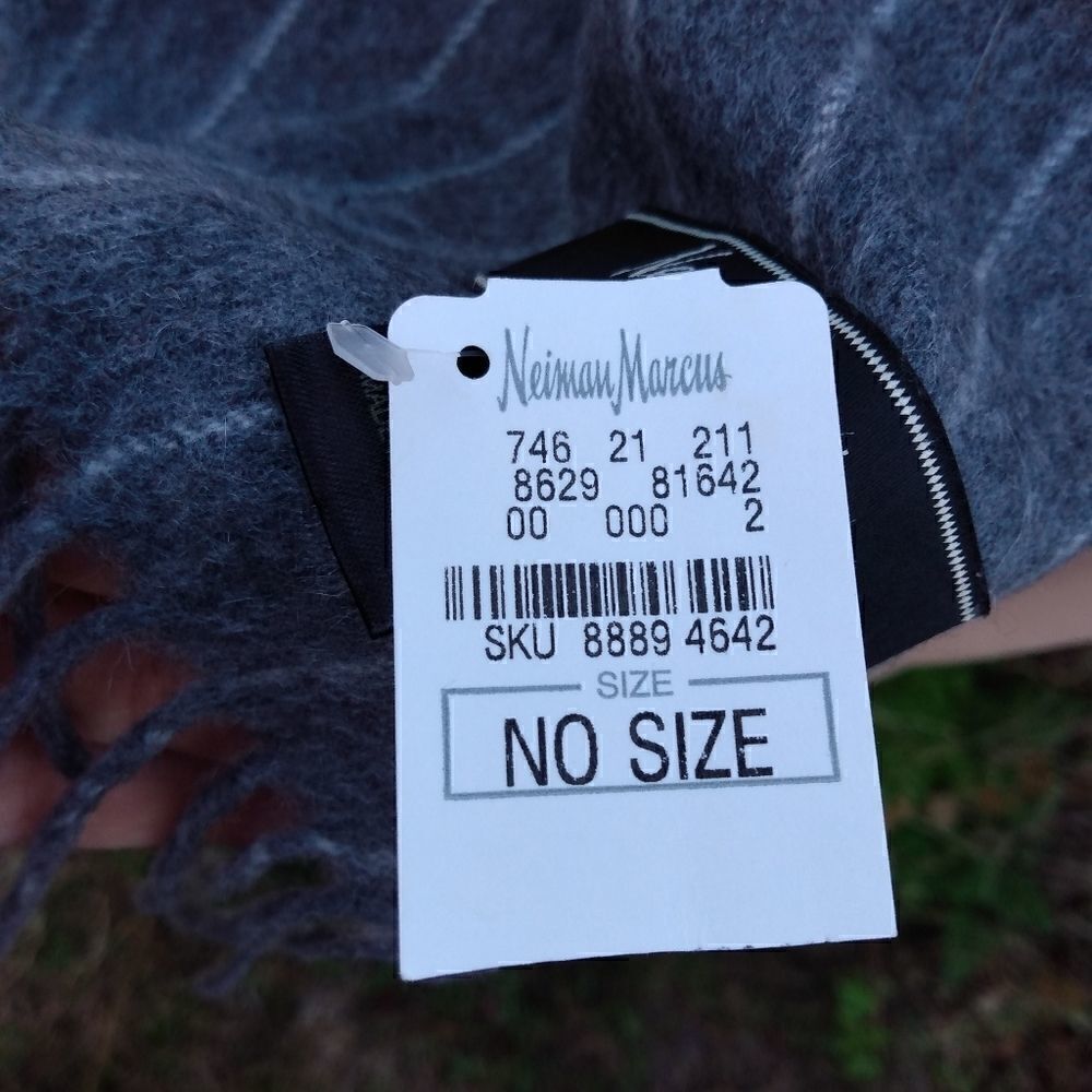 NWT NEIMAN MARCUS 100% Cashmere Gray & White Striped Scarf Wrap with Fringe - Picture 2 of 10